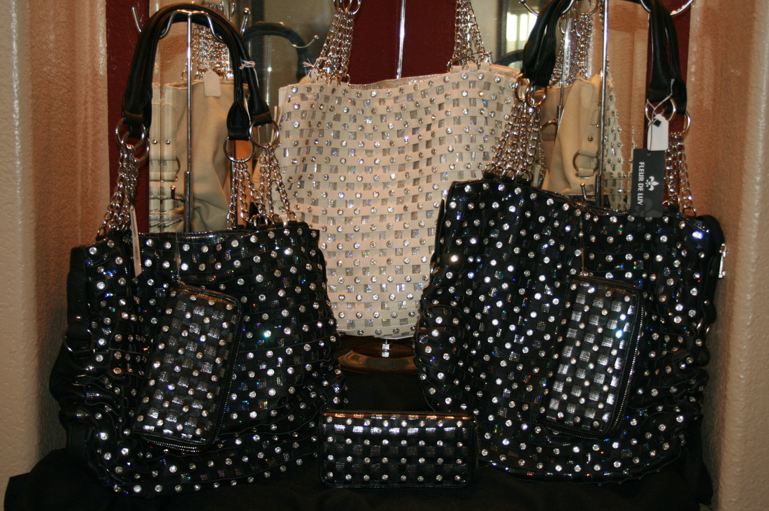 Pin by Saba Zafar on Style | Bling purses, Bling handbag, Studded purse